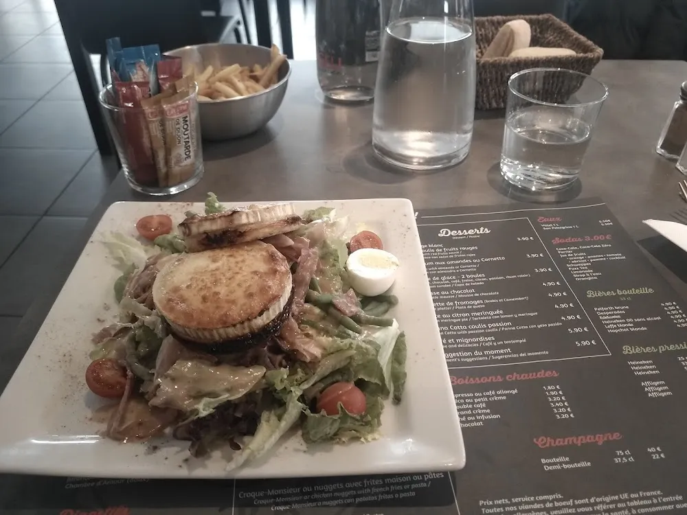 Ensalada Con Queso de Cabra Y Patatas Fritas